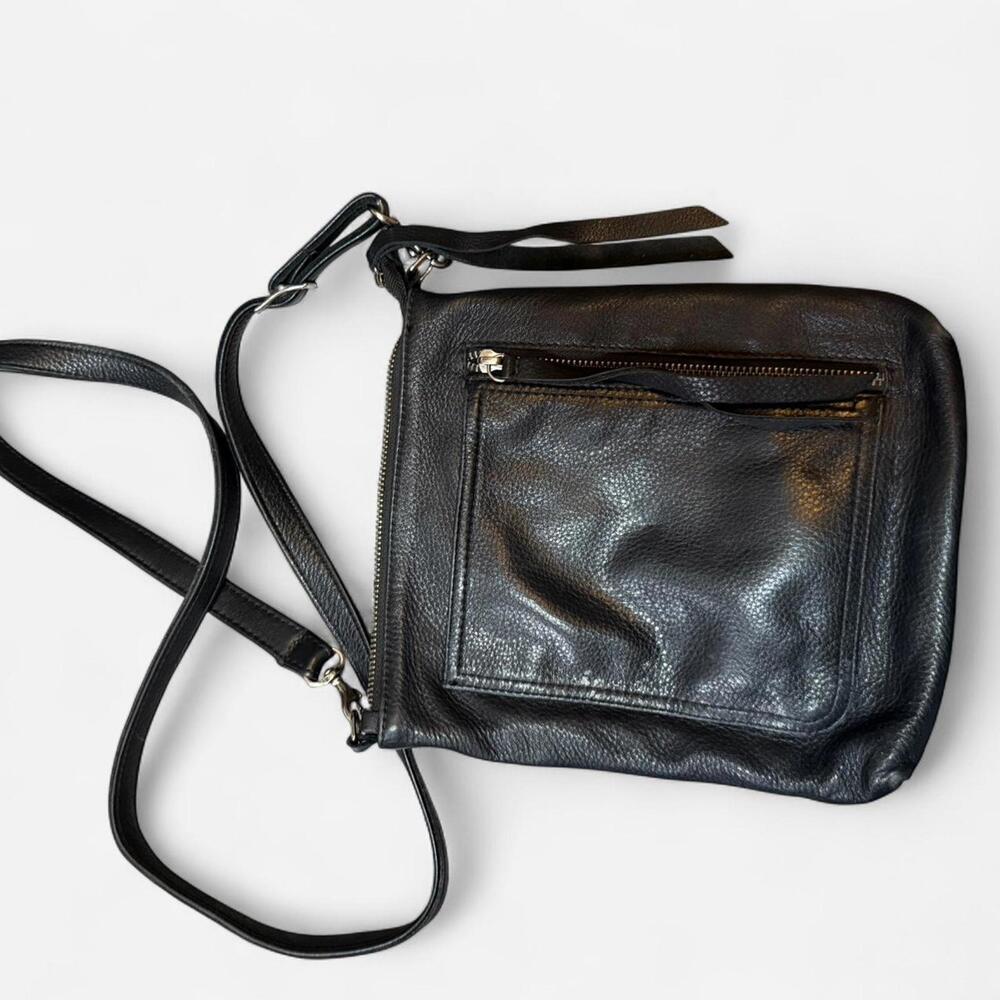 Overland Black leather crossbody bag with silver hardware #crossbodybag